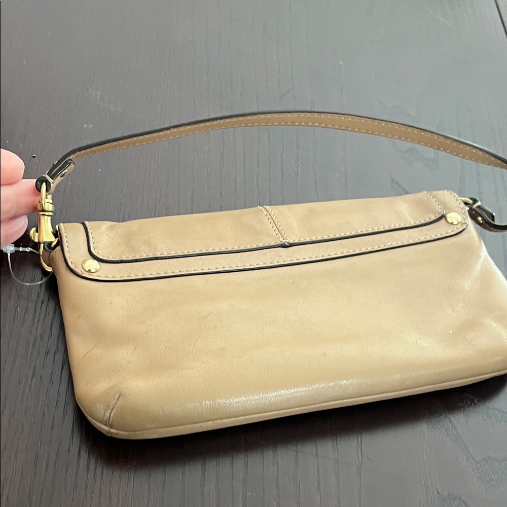 Very vintage Coach Tan Leather Clutch with Gold Accent - Picture 9 of 9